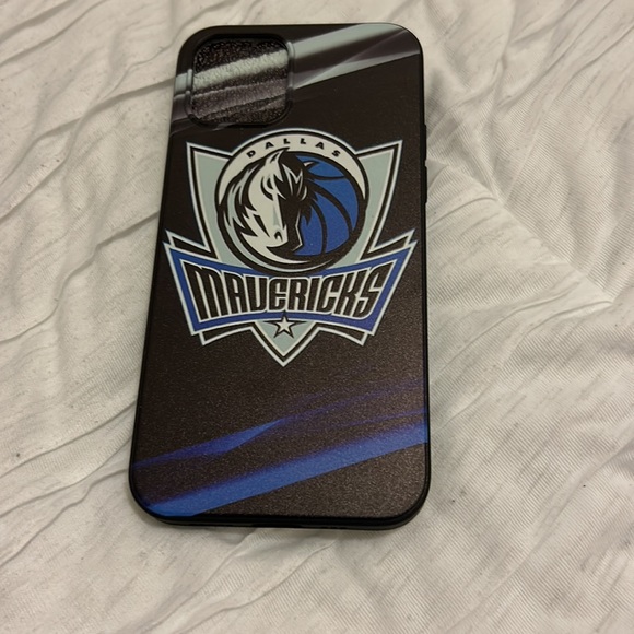 iPhone 12 bundle/ 3 phone cases - Picture 5 of 5